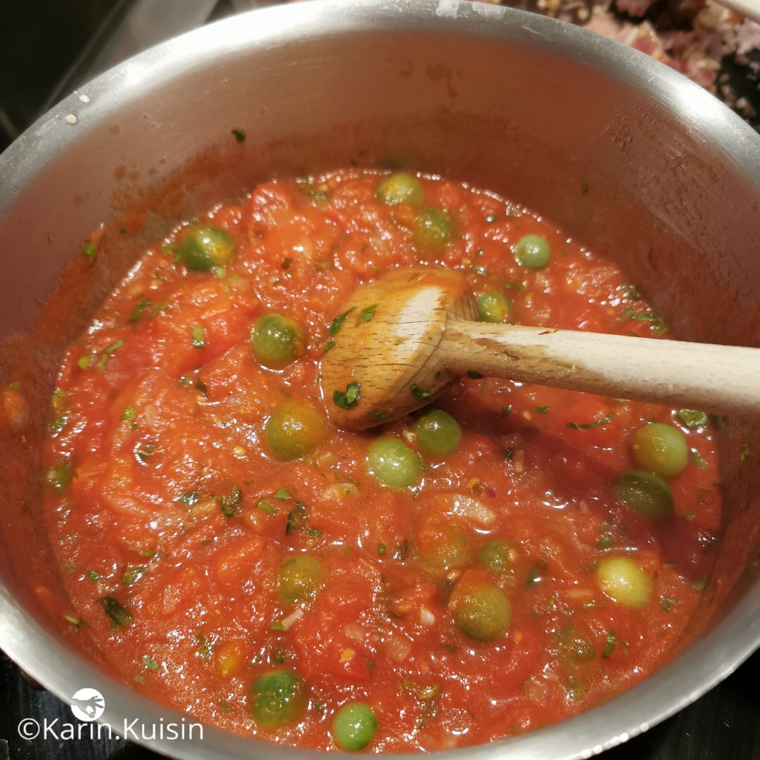 Mélangez la sauce tomate